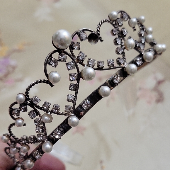 Elegant Pearl and Rhinestone Tiara - Picture 2 of 4